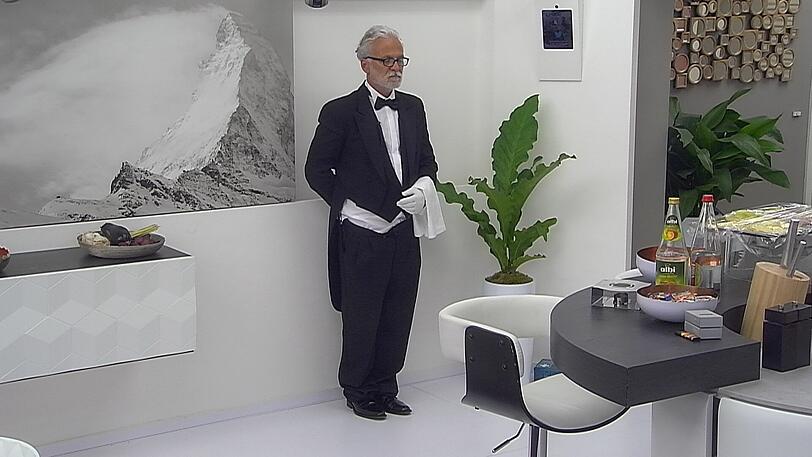 Nino tritt "Oben" als Dienstbote an.