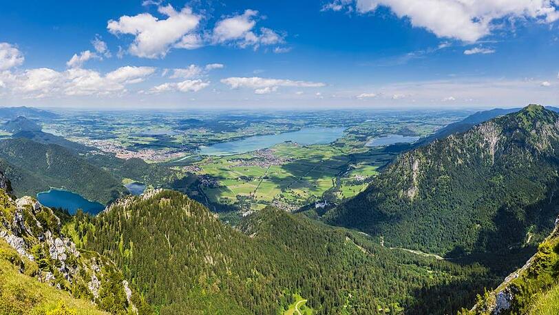 Diesen Ausblick hat schon König Ludwig II. genossen: Vom Gipfel des Säuling schweift der Blick über Füssen, den Hopfensee, den großen Forggensee und den Bannwaldsee.