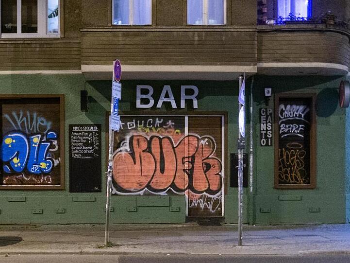 Eine geschlossene Bar in Berlin. Bars und Kneipen sind zum Teil bereits länger geschlossen als Restaurants.