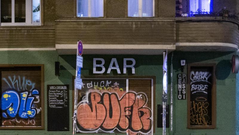 Eine geschlossene Bar in Berlin. Bars und Kneipen sind zum Teil bereits länger geschlossen als Restaurants. Eine geschlossene Bar in Berlin. Bars und Kneipen sind zum Teil bereits länger geschlossen als Restaurants.