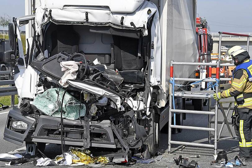Der 44-jährige Lkw-Fahrer war schwer verletzt in den Trümmern seiner Fahrerkabine eingeklemmt.