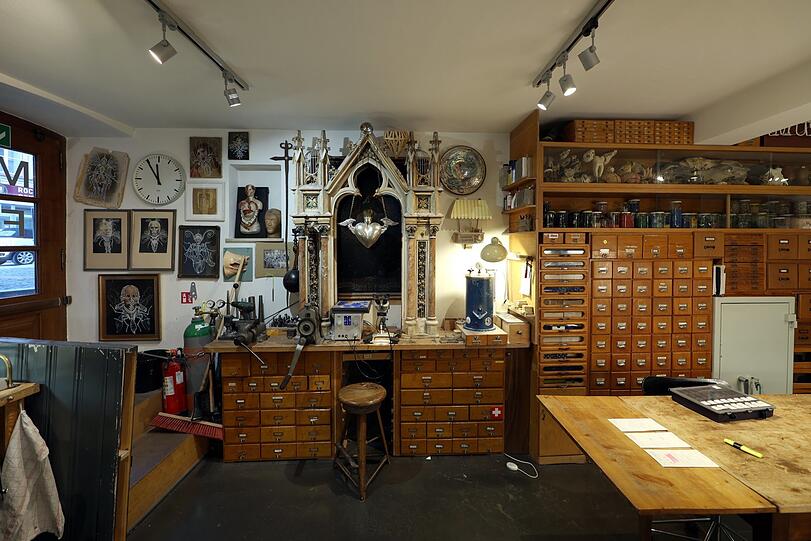 Die Wunderkammer und Werkstatt von Goldschmied Patrik Muff, direkt hinter seinem Laden in der Ledererstraße.