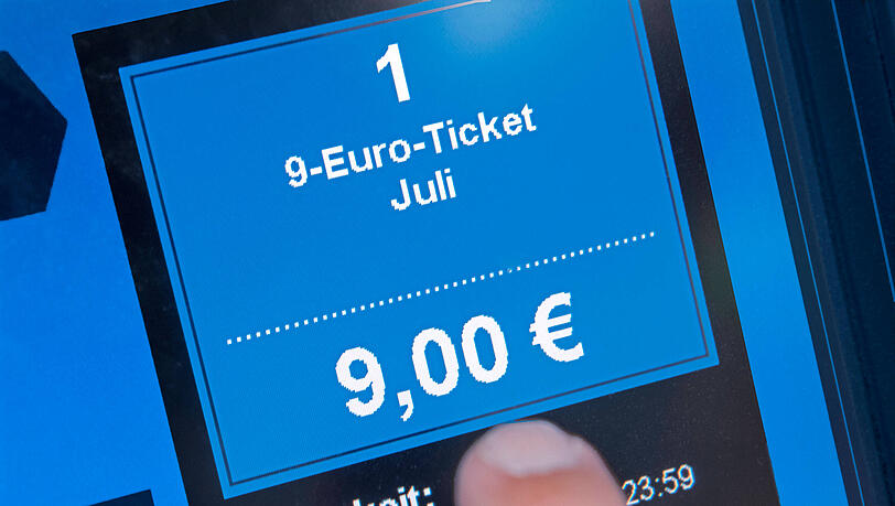 Die Stadt München reduzierte den Fahrtkostenzuschuss für ihre Mitarbeiter in den Monaten Juni, Juli und August auf neun Euro – sofern die Kosten für die einzelnen Beschäftigten tatsächlich neun Euro betragen. Das 9-Euro-Ticket gilt zum Beispiel nicht im Fernverkehr. (Symbolbild)