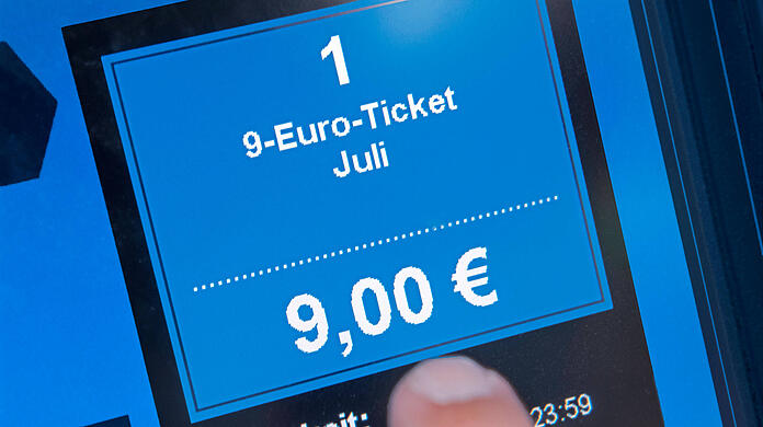 Die Stadt München reduzierte den Fahrtkostenzuschuss für ihre Mitarbeiter in den Monaten Juni, Juli und August auf neun Euro – sofern die Kosten für die einzelnen Beschäftigten tatsächlich neun Euro betragen. Das 9-Euro-Ticket gilt zum Beispiel nicht im Fernverkehr. (Symbolbild)