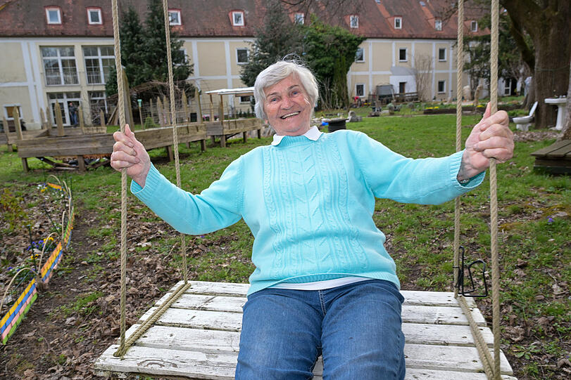 Emmi ist die Älteste in der Gemeinschaft. Das macht nix, Schaukeln macht in jedem Alter Spaß, findet die 93-Jährige.