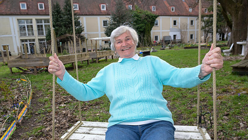 Emmi ist die Älteste in der Gemeinschaft. Das macht nix, Schaukeln macht in jedem Alter Spaß, findet die 93-Jährige. Emmi ist die Älteste in der Gemeinschaft. Das macht nix, Schaukeln macht in jedem Alter Spaß, findet die 93-Jährige.