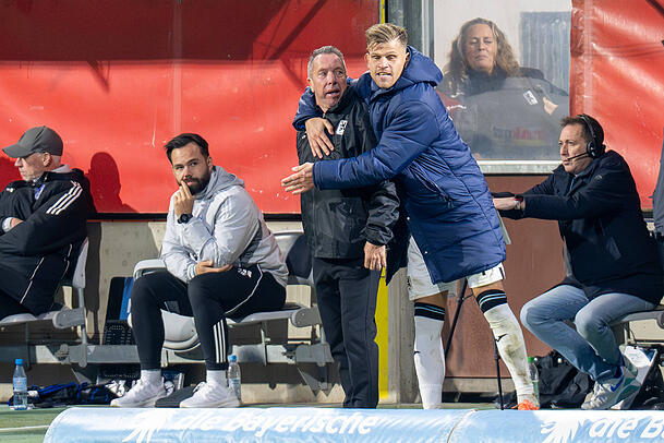 Der Dreht scheint zu stimmen zwischen Trainer und Stürmer: Florian Niederlechner (r.) knuddelt Coach Markus Kauczinski beim Heimsieg über den MSV Duisburg. Der Dreht scheint zu stimmen zwischen Trainer und Stürmer: Florian Niederlechner (r.) knuddelt Coach Markus Kauczinski beim Heimsieg über den MSV Duisburg.