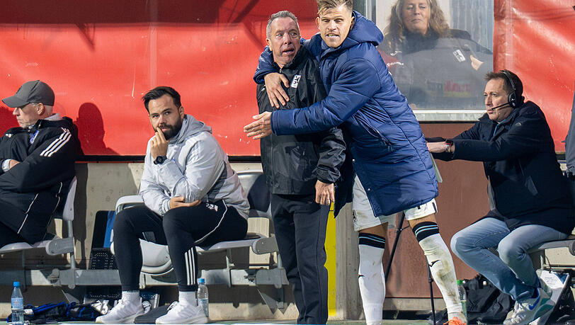 Der Dreht scheint zu stimmen zwischen Trainer und Stürmer: Florian Niederlechner (r.) knuddelt Coach Markus Kauczinski beim Heimsieg über den MSV Duisburg. Der Dreht scheint zu stimmen zwischen Trainer und Stürmer: Florian Niederlechner (r.) knuddelt Coach Markus Kauczinski beim Heimsieg über den MSV Duisburg.