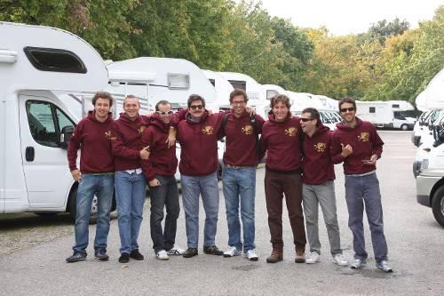 Zu acht wollen sich die acht Jungs aus Padua ins Getümmel stürzen. Damit sie sich nicht verlieren, haben sie den gleichen Pullover an.