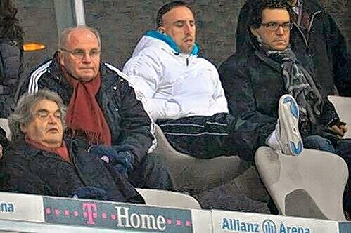 Fuß hoch: Franck Ribéry durfte sein lädiertes Sprunggelenk auf der Ehrentribüne im Beisein von Uli Hoeneß schonen.
