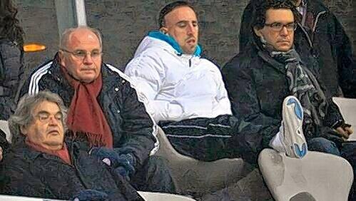 Fuß hoch: Franck Ribéry durfte sein lädiertes Sprunggelenk auf der Ehrentribüne im Beisein von Uli Hoeneß schonen. Fuß hoch: Franck Ribéry durfte sein lädiertes Sprunggelenk auf der Ehrentribüne im Beisein von Uli Hoeneß schonen.