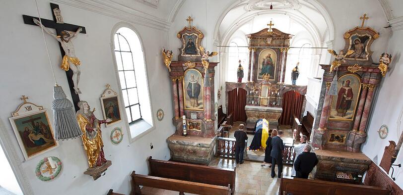 Der mit der Familienfahne bedeckte Sarg von Otto von Habsburg steht mit einem Ehrenspalier der Schützenkompanie Zirl aus Österreich, in der Sankt-Ulrichs-Kirche in Pöcking am Starnberger See, aufgebahrt am Altar.