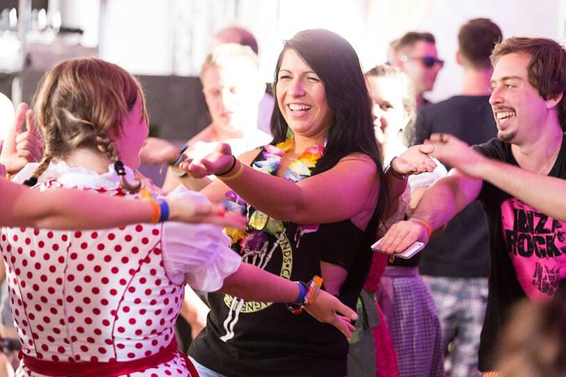 Dirndl und Lederhosen am kroatischen Strand: Bilder von der wilden Springbreak Wiesn-Party zum Durchklicken!