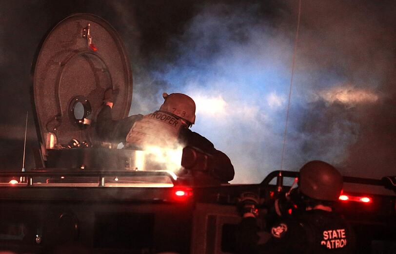 Polizisten in Ferguson liefern sich heftige Auseinandersetzungen mit Demonstranten.