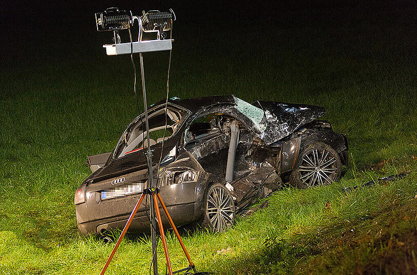 Nach dem Zusammenstoß wurde der 21-Jährige in seinem Audi-Wrack eingeklemmt. Er starb noch am Unfallort. Die Bilder vom Unfall.