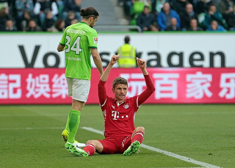 THOMAS MÜLLER: NOTE 2. Nach dem SOS-Kurzeinsatz als Joker im Pokal wieder auf seiner Lieblingsposition hinter der Spitze Lewandowski. Zog das Foul vor dem Freistoß, der zum 1:0 führte. Vergab im Nachschuss das 2:0 (22.), bereitete das Lewy-Tor dann vor (36.). Machte das 5:0 dann selbst nach Lewandowskis Pfostenschuss (80.), sein fünfter Saisontreffer.