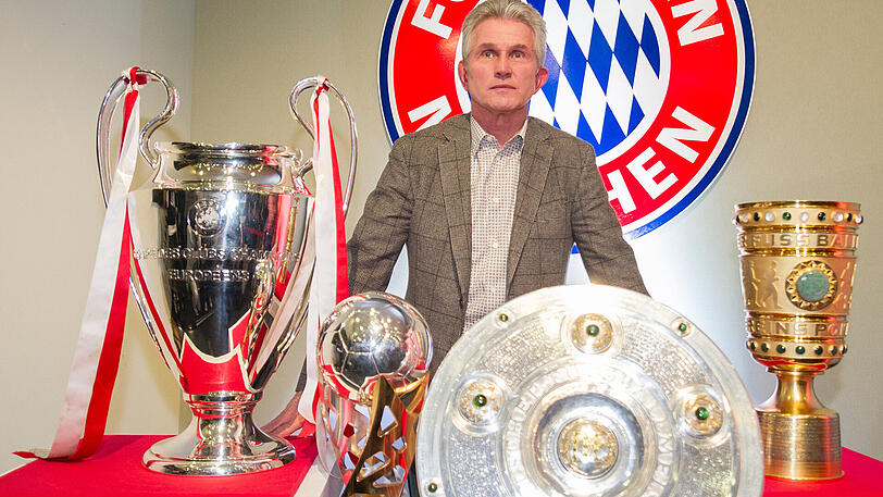 "Don Jupp" mit den Trophäen aus Pokal, Champions League und Meisterschale.