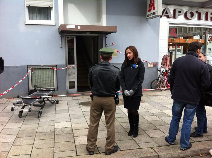 Die Polizei ist am Tatort noch mit der Spurensicherung beschäftigt.
