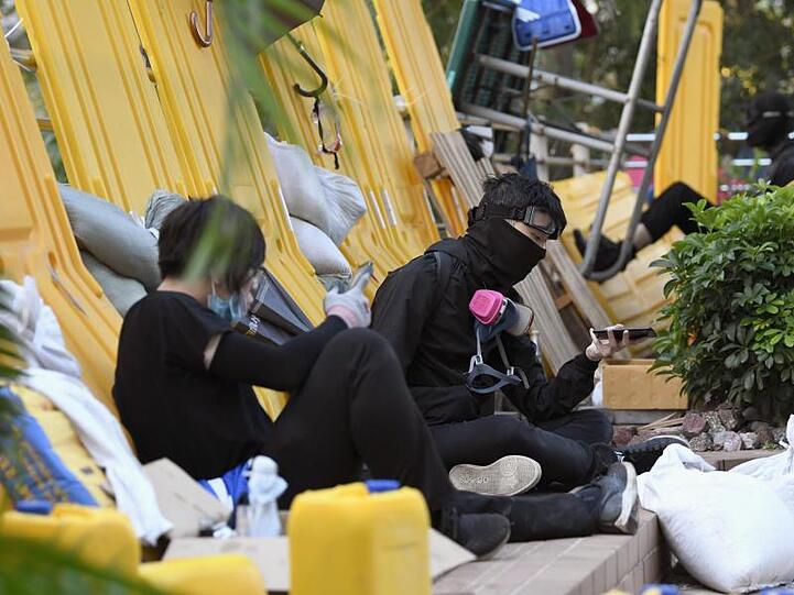 Ruhepause hinter einer Barrikade: Vermummte Demonstranten nach heftigen Auseinandersetzungen mit der Polizei vor der Polytechnischen Universität.