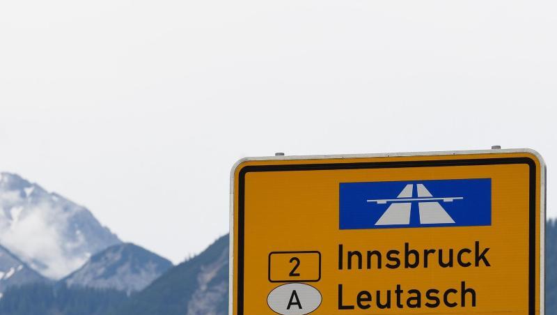 Ein Schild zeigt auf der Landstraße den Weg Richtung Innsbruck in Österreich. Foto: Angelika Warmuth/dpa/Archivbild Ein Schild zeigt auf der Landstraße den Weg Richtung Innsbruck in Österreich. Foto: Angelika Warmuth/dpa/Archivbild