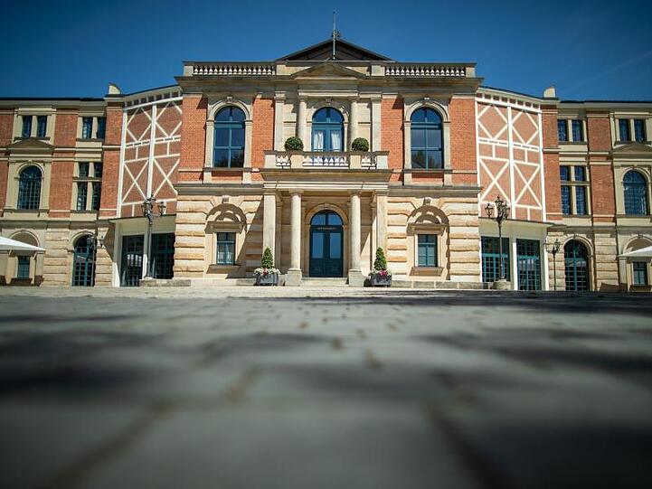 Blick auf das Bayreuther Festspielhaus. Foto: Daniel Karmann/dpa/Archivbild