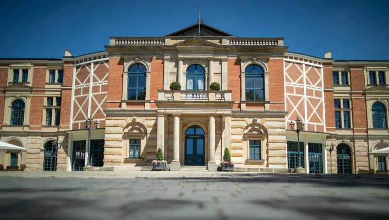 Blick auf das Bayreuther Festspielhaus. Foto: Daniel Karmann/dpa/Archivbild