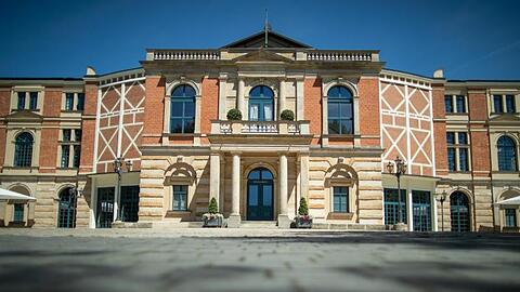 Blick auf das Bayreuther Festspielhaus. Foto: Daniel Karmann/dpa/Archivbild