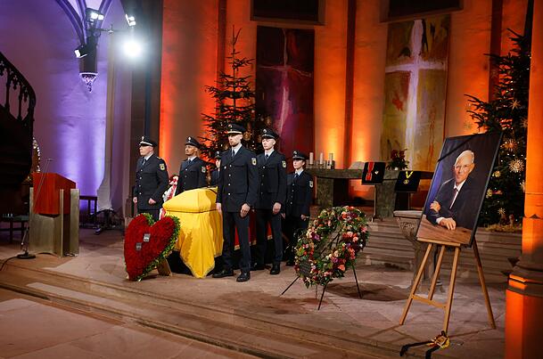 Polizisten stehen vor Beginn der Trauerfeier für Wolfgang Schäuble in der evangelischen Stadtkirche von Offenburg an dessen Sarg.