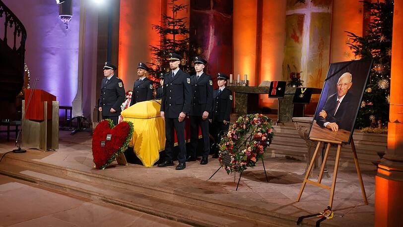 Polizisten stehen vor Beginn der Trauerfeier für Wolfgang Schäuble in der evangelischen Stadtkirche von Offenburg an dessen Sarg. Polizisten stehen vor Beginn der Trauerfeier für Wolfgang Schäuble in der evangelischen Stadtkirche von Offenburg an dessen Sarg.