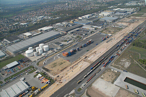 Baustelle Hafen: Hinter dem Container-Terminal des Hafens (die Hafenbecken liegen rechts außerhalb des Bildes) entsteht eine ähnliche Anlage der Bahn.