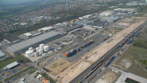 Baustelle Hafen: Hinter dem Container-Terminal des Hafens (die Hafenbecken liegen rechts außerhalb des Bildes) entsteht eine ähnliche Anlage der Bahn. Baustelle Hafen: Hinter dem Container-Terminal des Hafens (die Hafenbecken liegen rechts außerhalb des Bildes) entsteht eine ähnliche Anlage der Bahn.