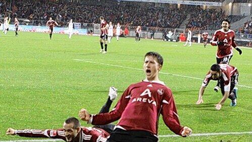 Überragte gegen Köln: Cluberer Jens Hegeler tarf einmal selbst, bereitete das 3:1 perfekt vor. Überragte gegen Köln: Cluberer Jens Hegeler tarf einmal selbst, bereitete das 3:1 perfekt vor.