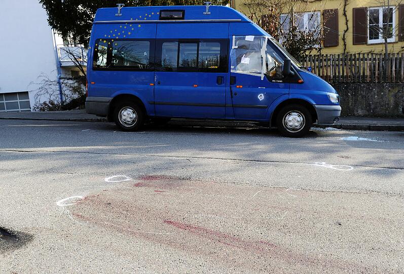 Blutspuren und Markierungen zeichnen sich in Tübingen auf einer Strasse ab. Hier hat eine Frau am Dienstag offenbar ihren Ehemann während der Fahrt im Auto erschossen.