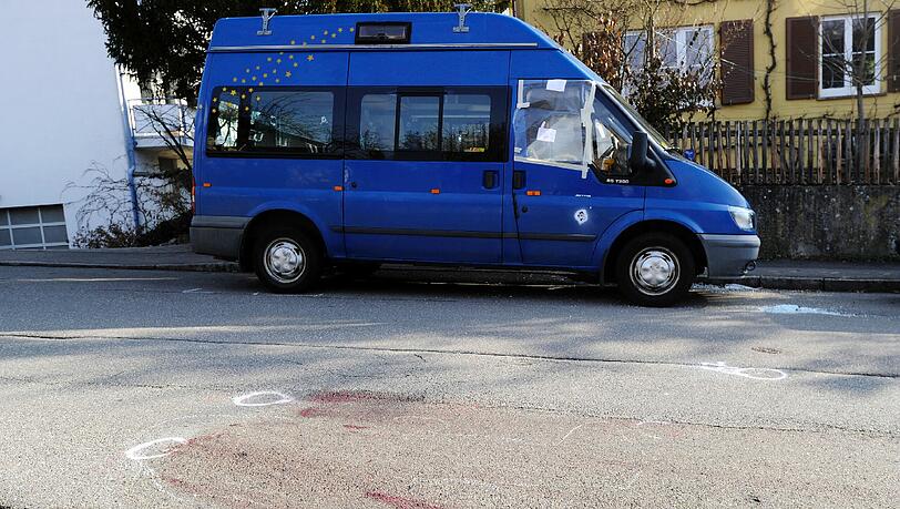 Blutspuren und Markierungen zeichnen sich in Tübingen auf einer Strasse ab. Hier hat eine Frau am Dienstag offenbar ihren Ehemann während der Fahrt im Auto erschossen. Blutspuren und Markierungen zeichnen sich in Tübingen auf einer Strasse ab. Hier hat eine Frau am Dienstag offenbar ihren Ehemann während der Fahrt im Auto erschossen.