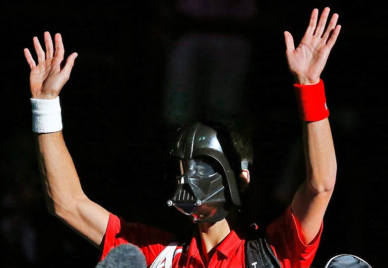 Wer steckt hinter der Maske? Die Nummer Eins der Tennis-Welt. Novak Djokovic ließ es sich vor seinem Match bei den Paris Tennis Masters nicht nehmen, als Darth Vader auf den Court zu treten. Ein gelungenes Halloween-Späßchen...