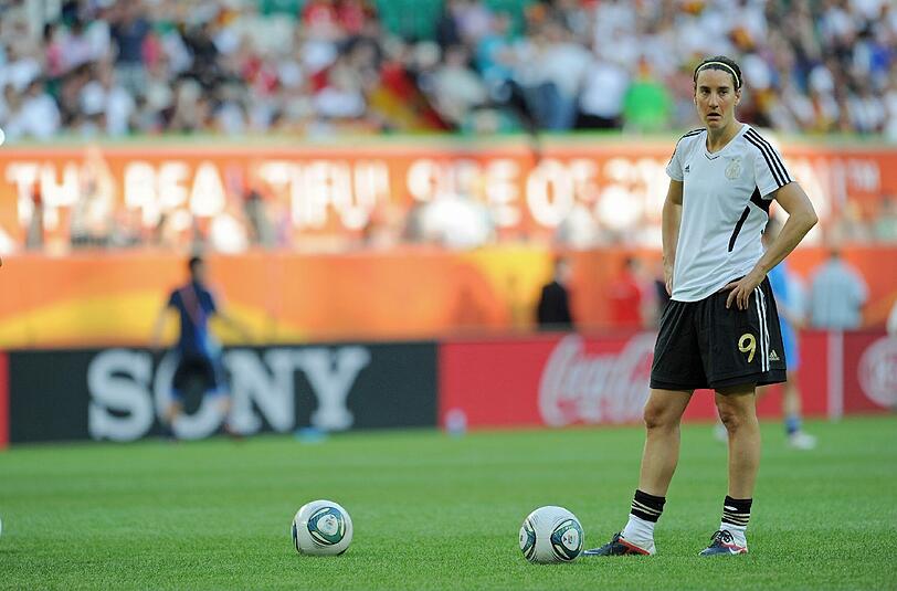Time to say Goodbye: Die einzigartige Karriere von Birgit Prinz geht 2012 zu Ende. Nach 214 Länderspielen verlässt die Rekordnationalspielerin nach ihrem Abschieds-Spiel in Frankfurt endgültig die große Fußball-Bühne.