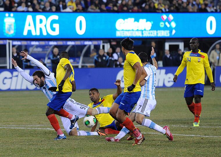 Auch Ecuador (hier im Freundschaftsspiel gegen Argentinien) hat sich für die WM qualifiziert.