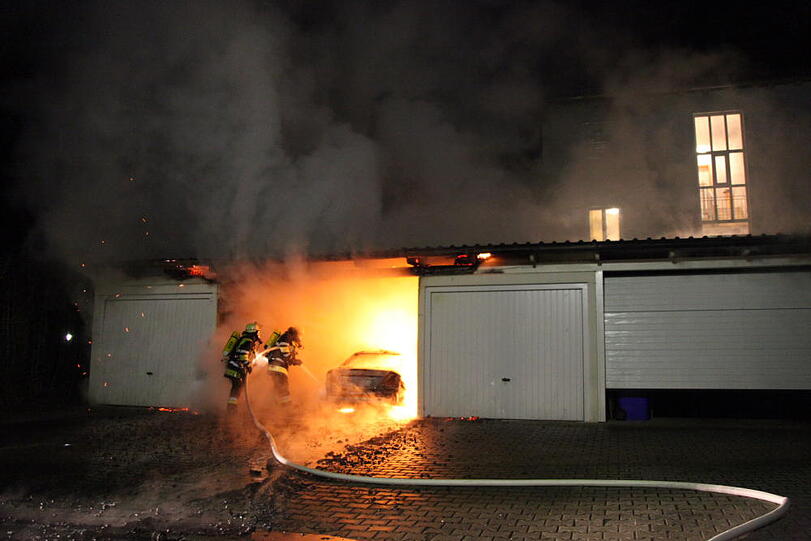 Das Auto völlig zerstört, die Garage in Vollbrand: In Waldkraiburg ist ein Carport abgebrannt. Die Bilder vom spektakulären Feuerwehreinsatz.