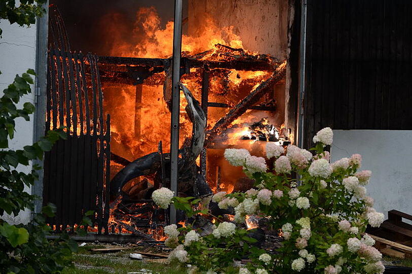 Bei Siegsdorf im Landkreis Traunstein steht am Sonntagmittag ein Bauernhof in Flammen.
