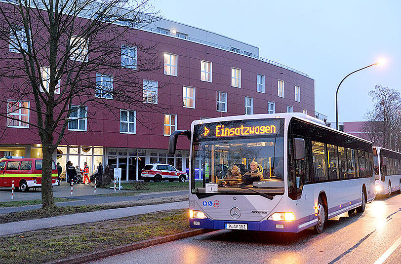 Busse stehen vor einem Altersheim für die Evakuierung der Bewohner bereit.