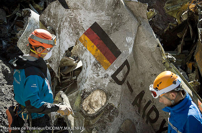 Frankreich, 24. März: 150 Menschen sterben, als eine Maschine der Lufthansa-Tochter Germanwings auf dem Flug von Barcelona nach Düsseldorf in den französischen Alpen zerschellt.
