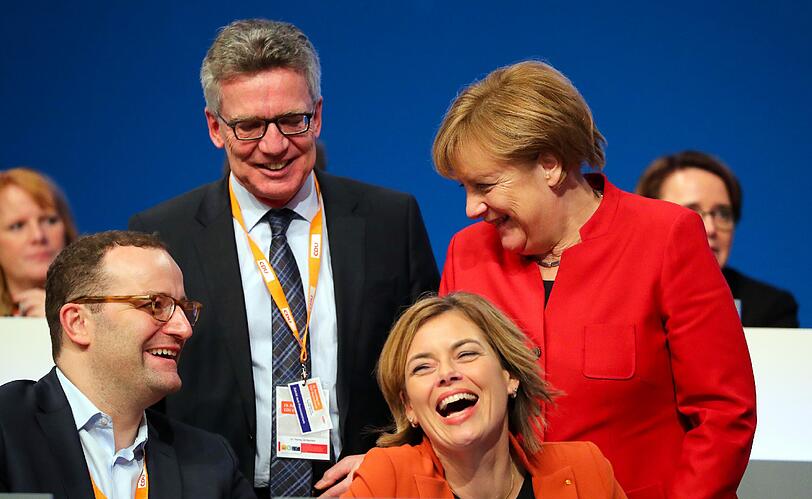 Platz 1 - CDU: CDU: Die Partei von Angela Merkel ist die Nummer eins bei den Großspenden über 50 000 Euro. 2016 kamen durch zehn Spenden 925 000 Euro zusammen. Als größte Geber in Erscheinung traten Unternehmer Andreas Lapp (Kabel- und Verbindungen) mit 150 000 Euro, der Arbeitgeberverband Südwestmetall (150 000 Euro), der frühere Chef des Bundesverbandes der Deutschen Industrie, Hans Joachim Langmann (100 000 Euro), oder die Daimler AG (100 000 Euro).