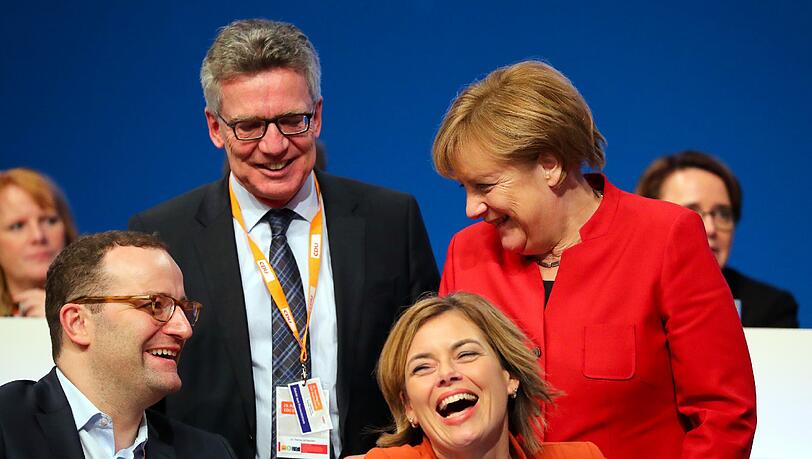 Platz 1 - CDU: CDU: Die Partei von Angela Merkel ist die Nummer eins bei den Großspenden über 50 000 Euro. 2016 kamen durch zehn Spenden 925 000 Euro zusammen. Als größte Geber in Erscheinung traten Unternehmer Andreas Lapp (Kabel- und Verbindungen) mit 150 000 Euro, der Arbeitgeberverband Südwestmetall (150 000 Euro), der frühere Chef des Bundesverbandes der Deutschen Industrie, Hans Joachim Langmann (100 000 Euro), oder die Daimler AG (100 000 Euro). Platz 1 - CDU: CDU: Die Partei von Angela Merkel ist die Nummer eins bei den Großspenden über 50 000 Euro. 2016 kamen durch zehn Spenden 925 000 Euro zusammen. Als größte Geber in Erscheinung traten Unternehmer Andreas Lapp (Kabel- und Verbindungen) mit 150 000 Euro, der Arbeitgeberverband Südwestmetall (150 000 Euro), der frühere Chef des Bundesverbandes der Deutschen Industrie, Hans Joachim Langmann (100 000 Euro), oder die Daimler AG (100 000 Euro).