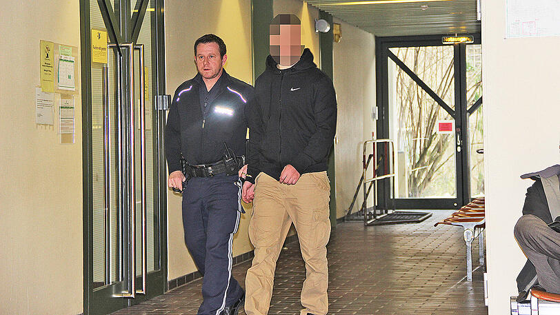 Auf dem Weg in den Gerichtssaal: Ali C. soll versucht haben, sich dem IS in Syrien anzuschließen.