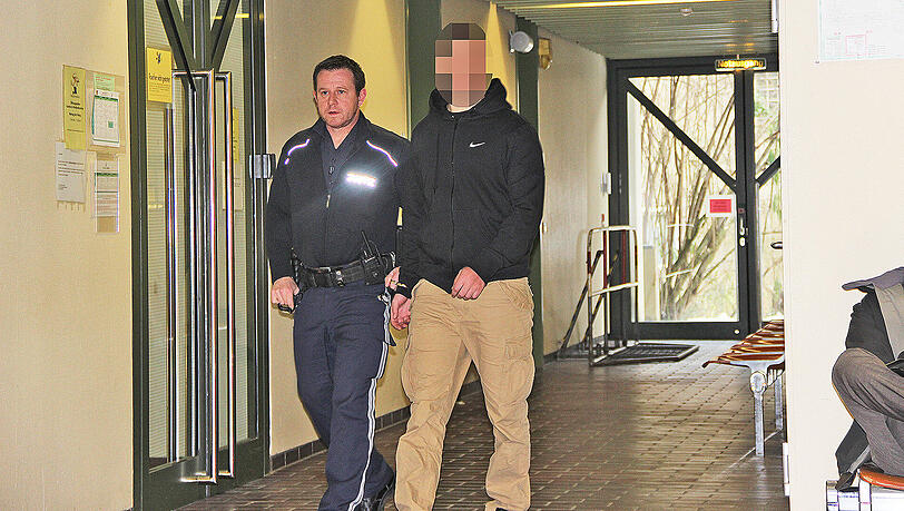 Auf dem Weg in den Gerichtssaal: Ali C. soll versucht haben, sich dem IS in Syrien anzuschließen. Auf dem Weg in den Gerichtssaal: Ali C. soll versucht haben, sich dem IS in Syrien anzuschließen.