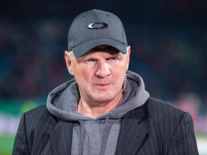 Stefan Effenberg steht an der Seitenlinie. Foto: Guido Kirchner/dpa/Archivbild