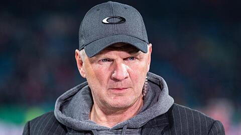 Stefan Effenberg steht an der Seitenlinie. Foto: Guido Kirchner/dpa/Archivbild