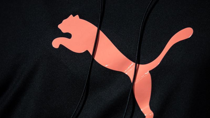 Das Logo des Sportartikelherstellers Puma ist auf einem Pullover zu sehen. Foto: Daniel Karmann/dpa/Symbolbild