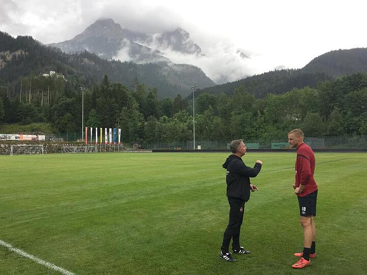 Der Trainer des 1. FC Nürnberg, Damir Canadi und Hanno Behrens (r) stehen auf dem Trainingsplatz in Maria Alm. Foto: Martin Moravec