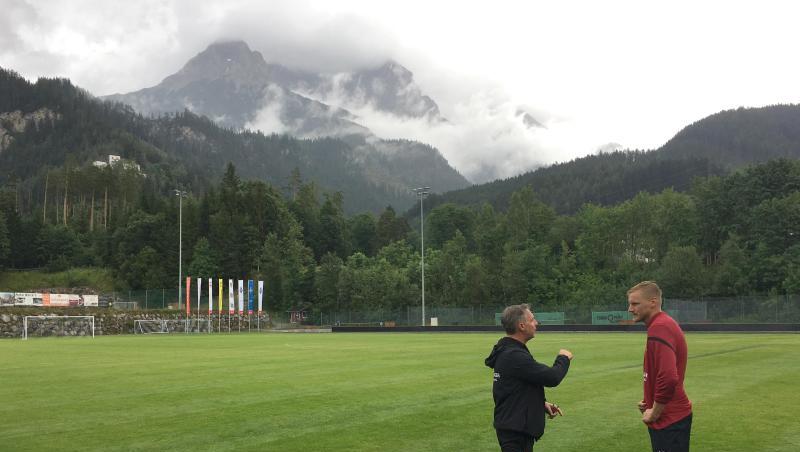 Der Trainer des 1. FC Nürnberg, Damir Canadi und Hanno Behrens (r) stehen auf dem Trainingsplatz in Maria Alm. Foto: Martin Moravec Der Trainer des 1. FC Nürnberg, Damir Canadi und Hanno Behrens (r) stehen auf dem Trainingsplatz in Maria Alm. Foto: Martin Moravec